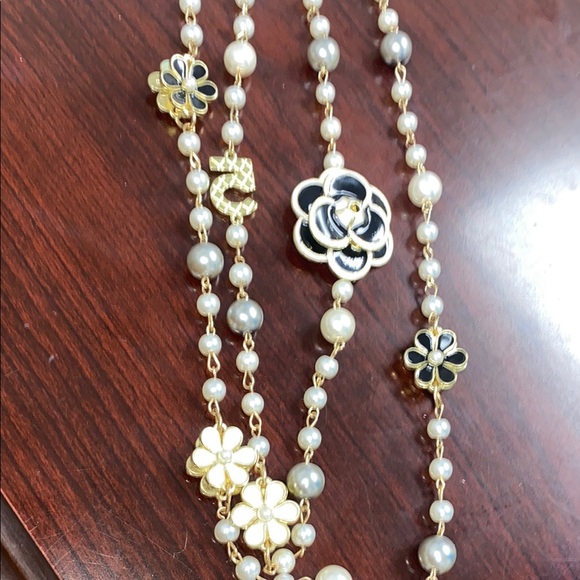 fashioon Jewelry - Chic Floral Pearl Necklace with Gold Accents